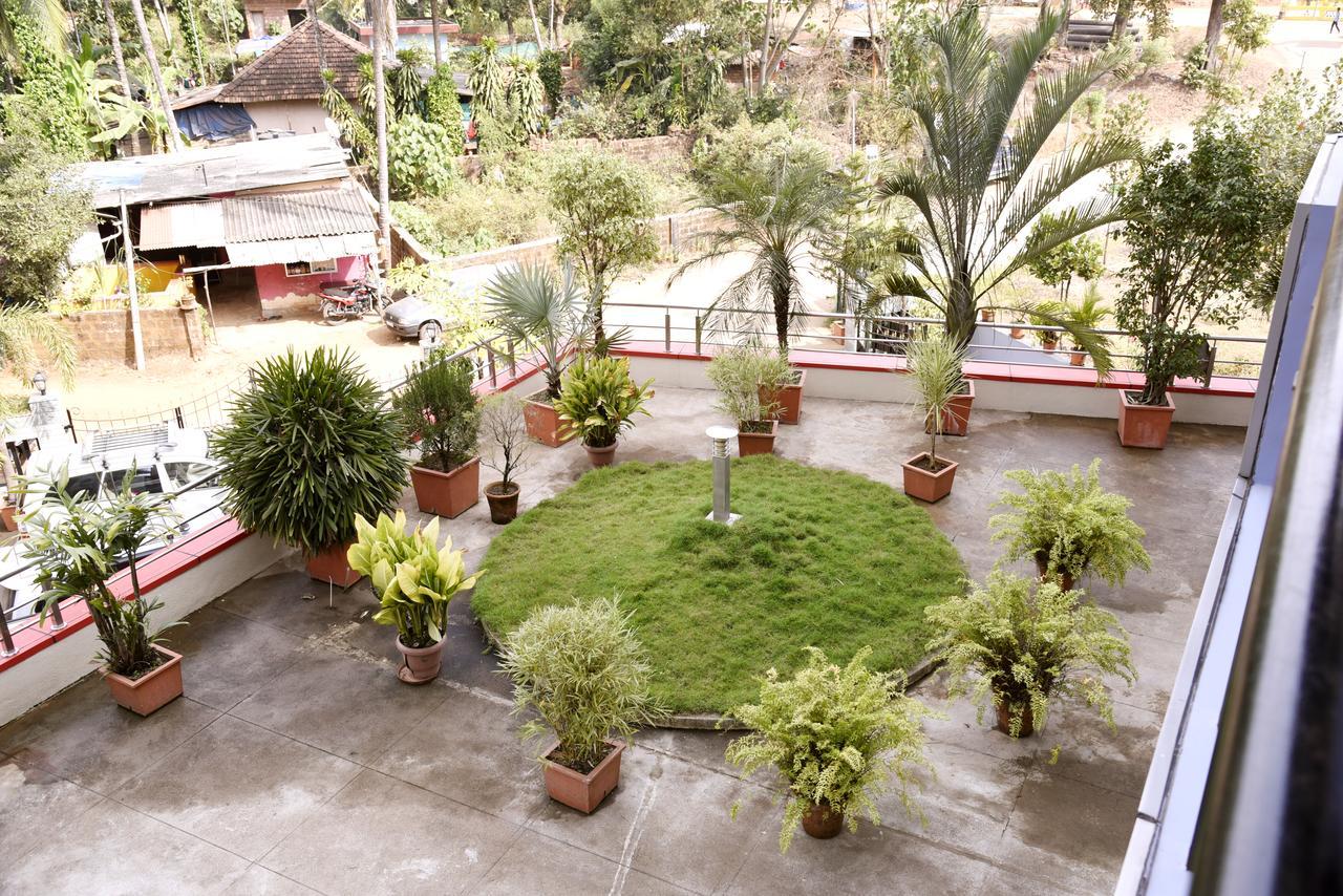 Slr Residency Hotell Subrahmanya Exteriör bild