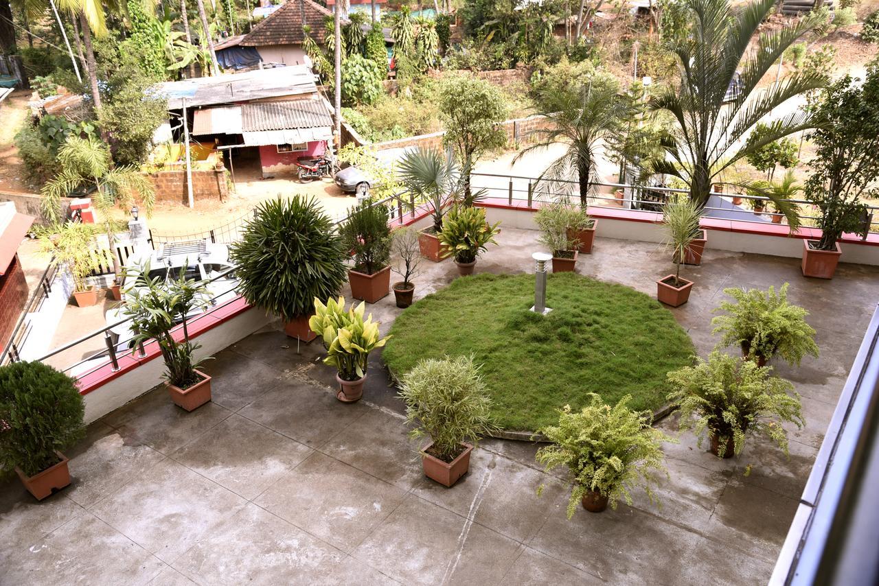 Slr Residency Hotell Subrahmanya Exteriör bild