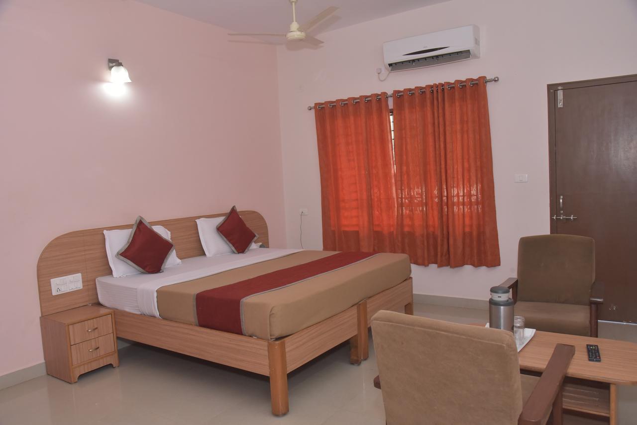 Slr Residency Hotell Subrahmanya Exteriör bild
